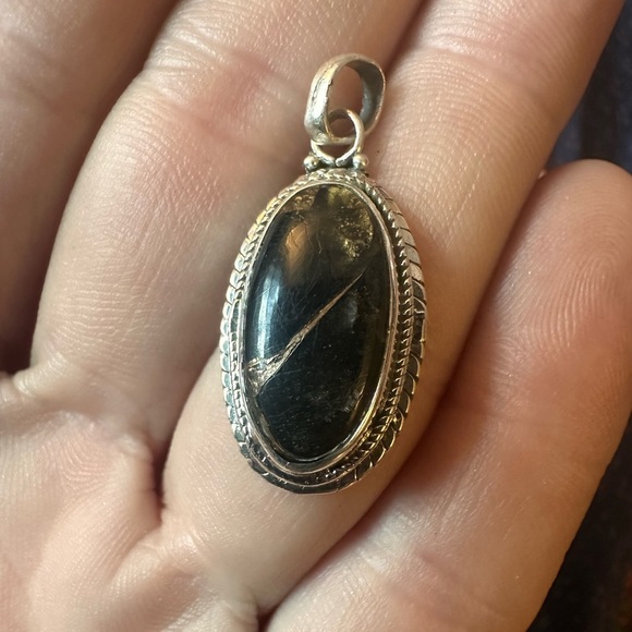 Black stone (quartz?) with gold sterling silver pendant - Picture 3 of 4